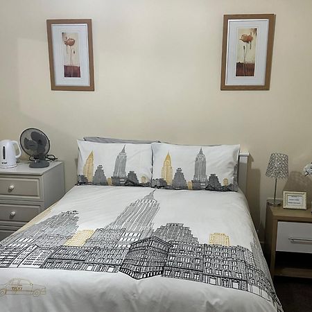 Hams Rest Place - Strictly Only One Guest Allowed In One Room A Second Accompanying Person Will Not Be Allowed Into The Property Бірмінгем Екстер'єр фото