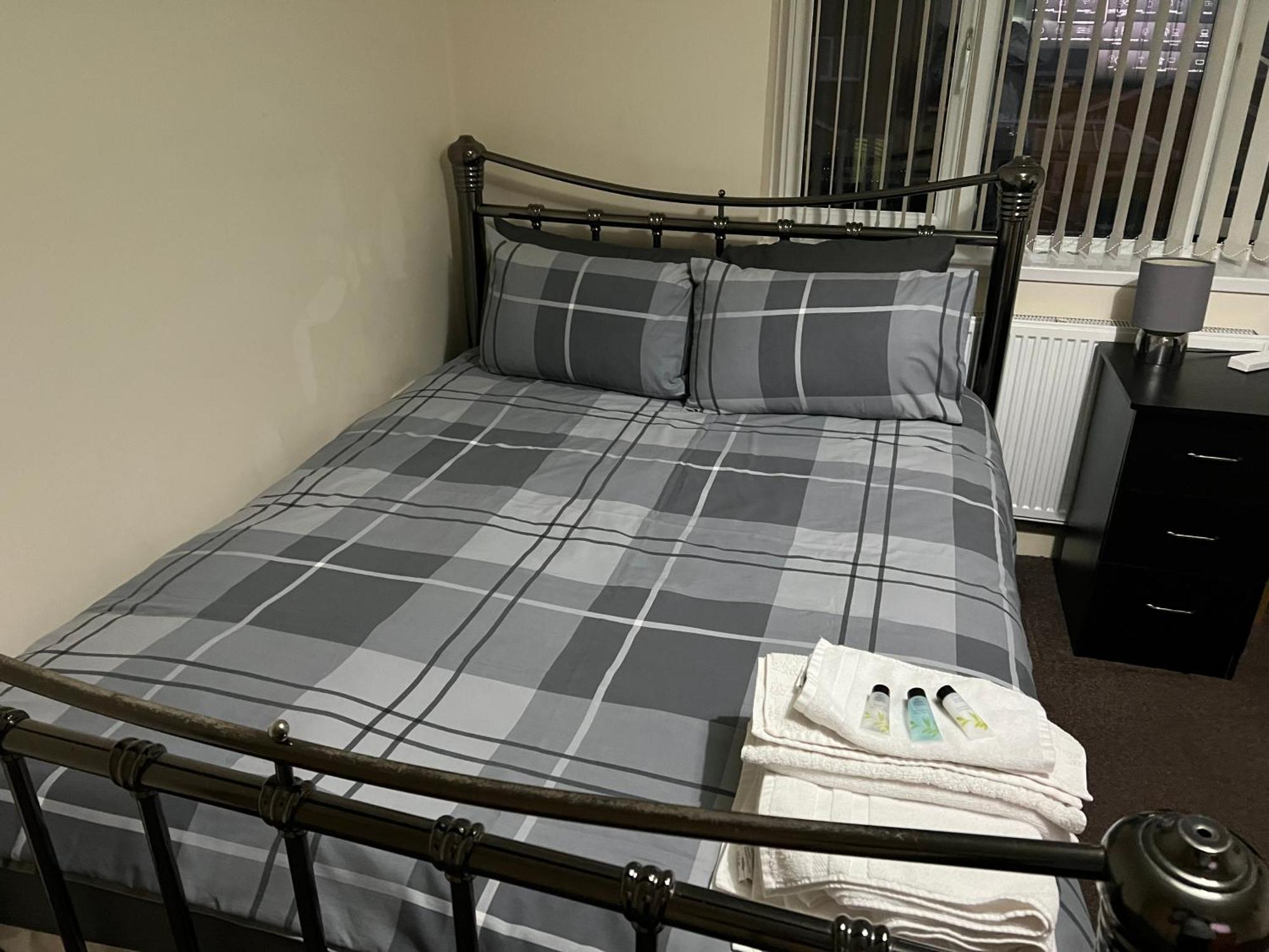 Hams Rest Place - Strictly Only One Guest Allowed In One Room A Second Accompanying Person Will Not Be Allowed Into The Property Бірмінгем Екстер'єр фото