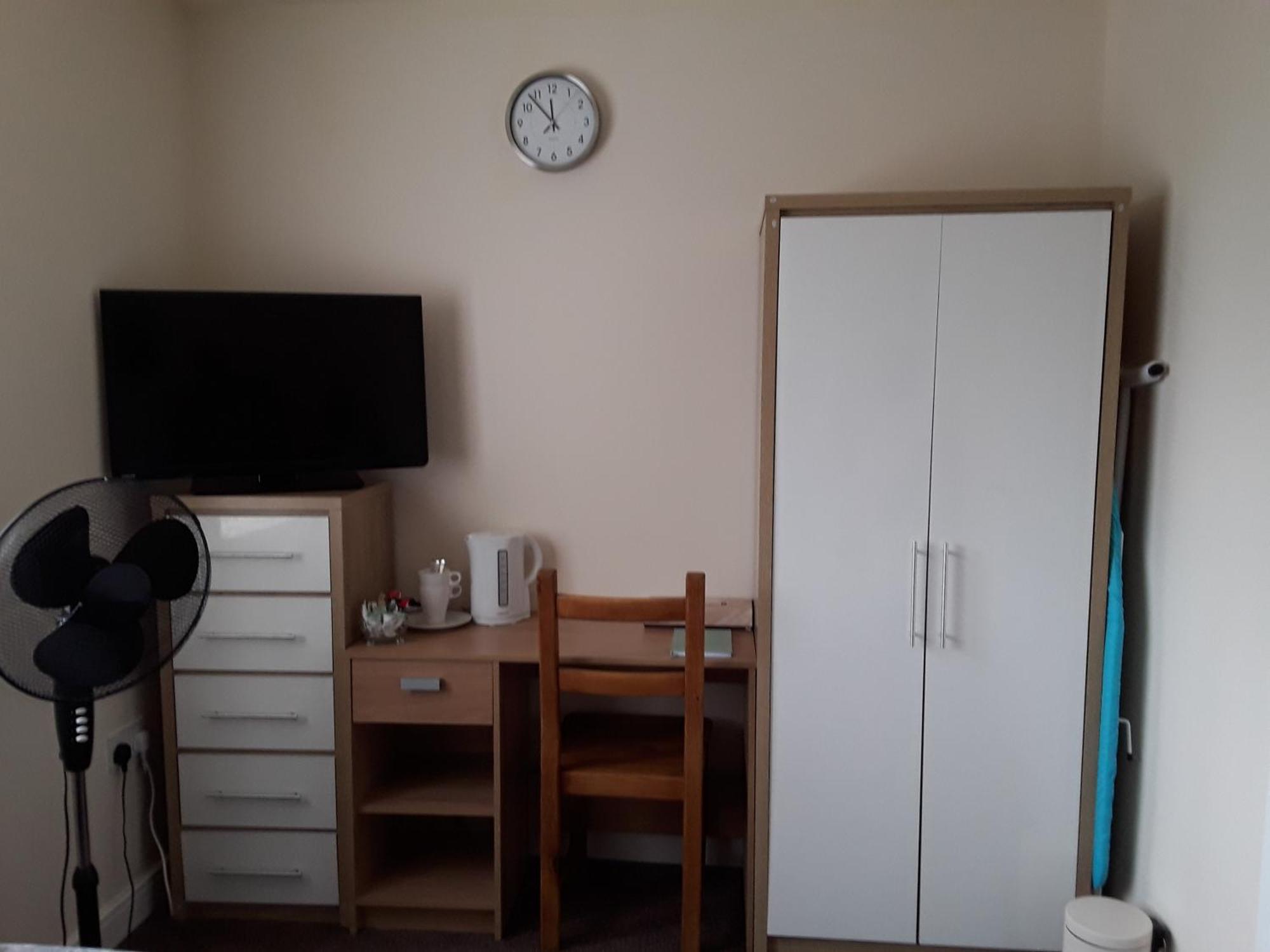 Hams Rest Place - Strictly Only One Guest Allowed In One Room A Second Accompanying Person Will Not Be Allowed Into The Property Бірмінгем Екстер'єр фото