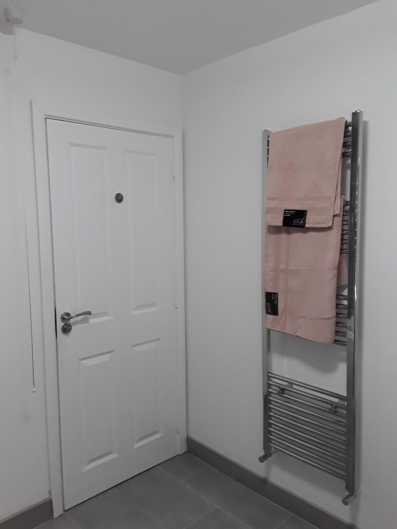 Hams Rest Place - Strictly Only One Guest Allowed In One Room A Second Accompanying Person Will Not Be Allowed Into The Property Бірмінгем Екстер'єр фото